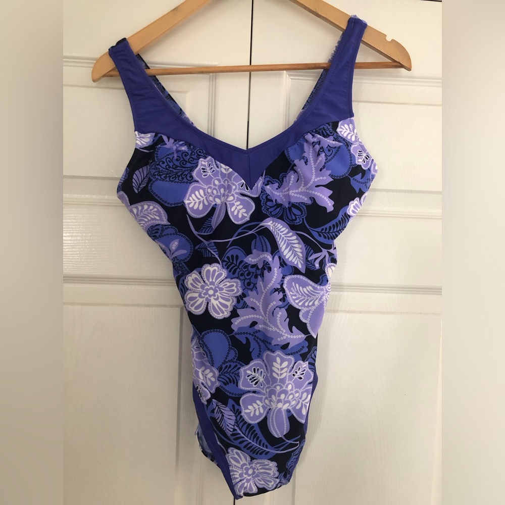 🩱 Brand new 1 piece Medium Size women swimsuit 🩱